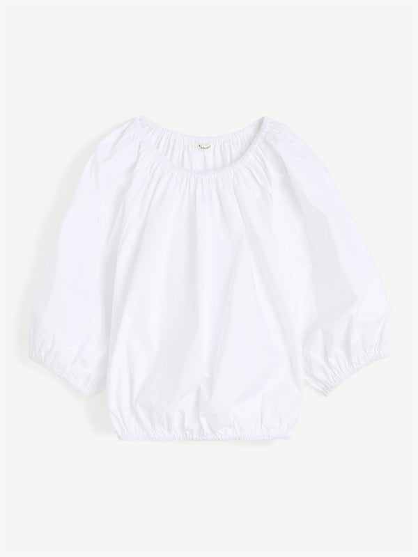By Malene Birger Lelow topp i hvit, laget av 100% organisk bomull, med en ballongformet silhuett og albuelange ermer.