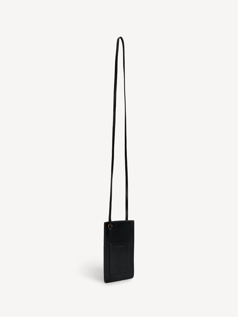 By Malene Birger mobilveske i sort, resirkulert skinn, med monogram-motiv og knutedetalj.