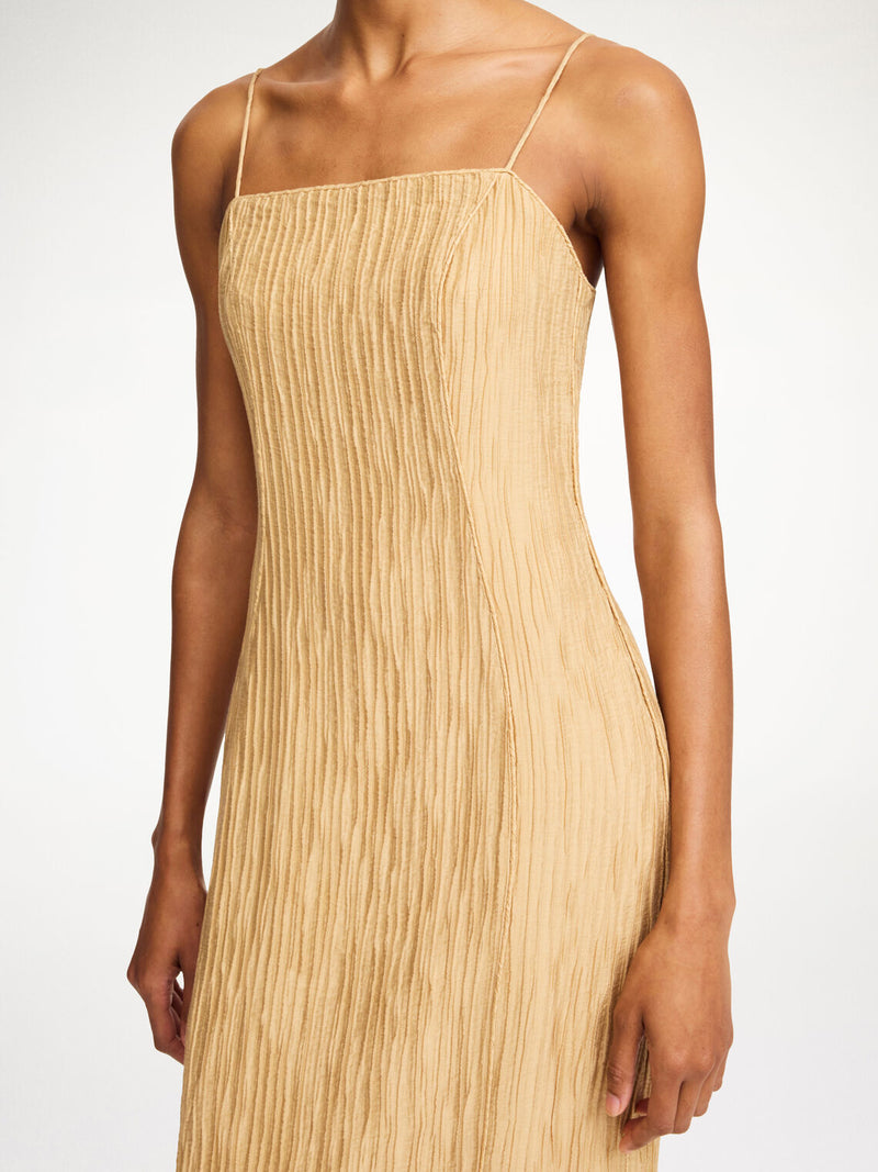 LUCILLE kjole med nett passform Beige