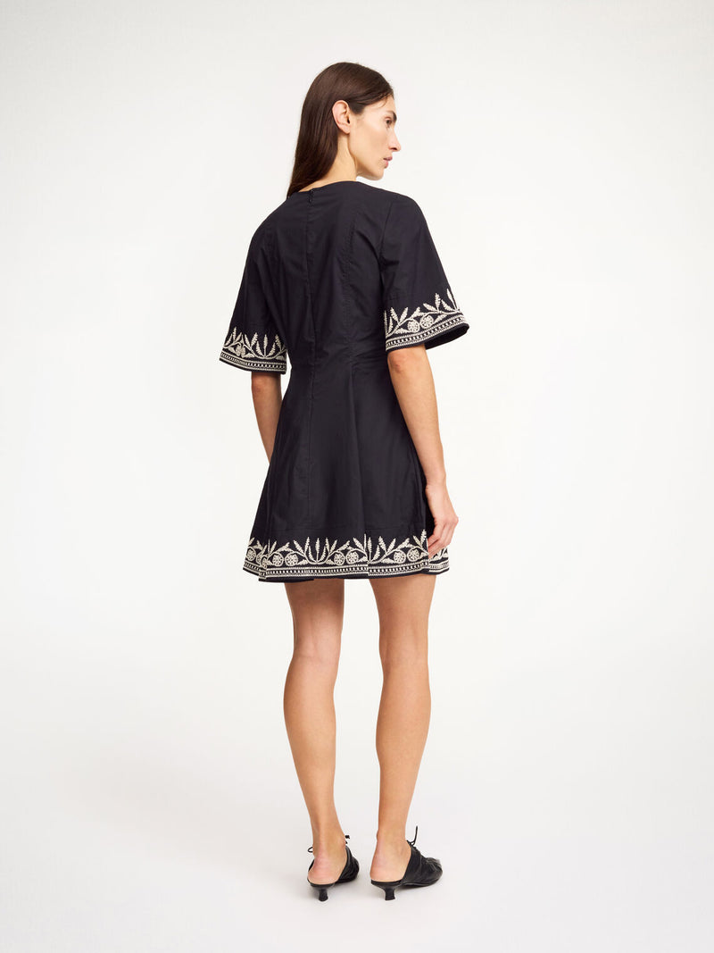 MARY kjole med lekre broderier Sort