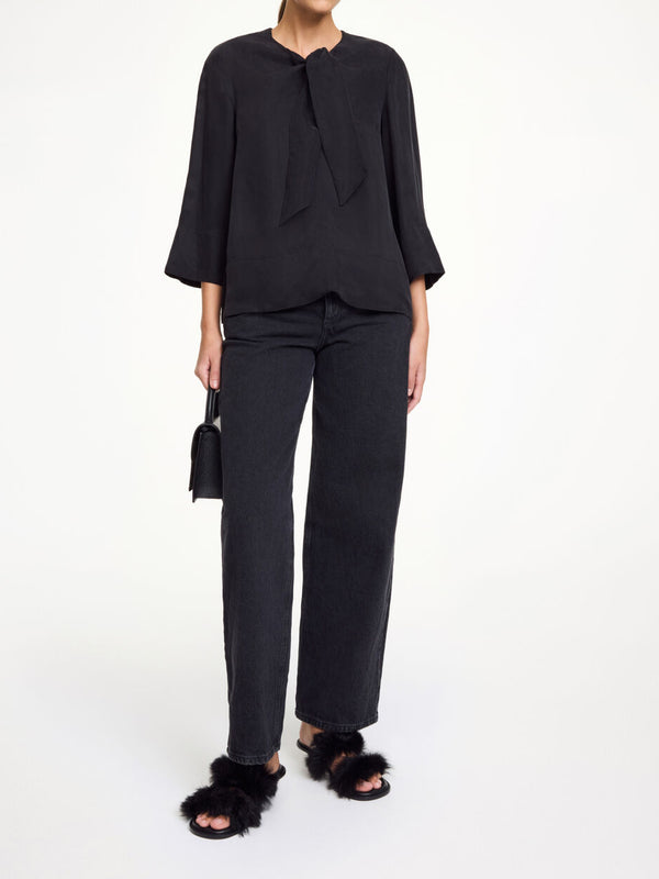 VEGA Bluse med knyting i halsen Sort