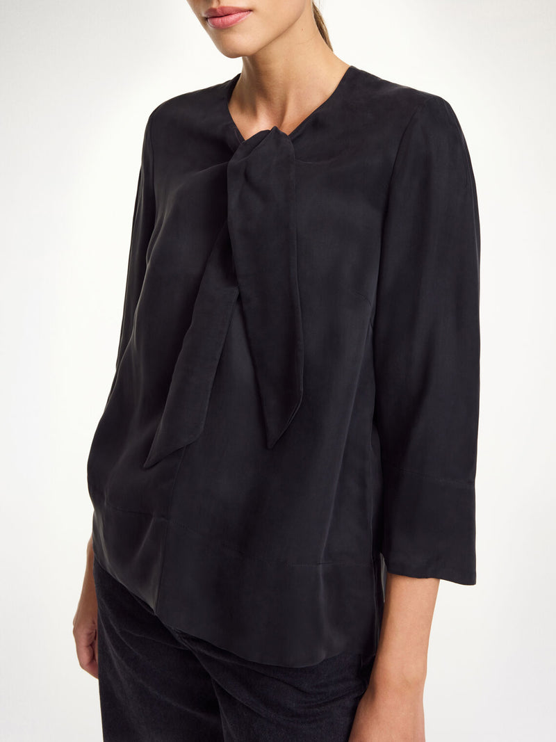 VEGA Bluse med knyting i halsen Sort