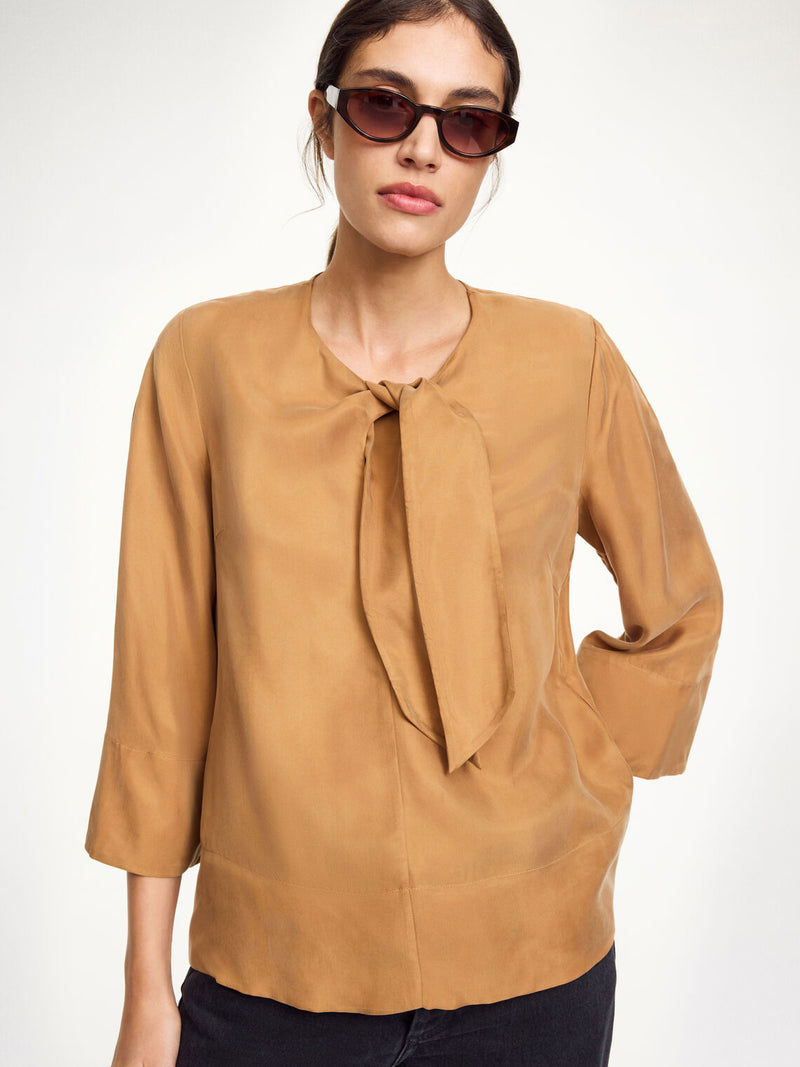 VEGA Bluse ned knyting i halsen Brun