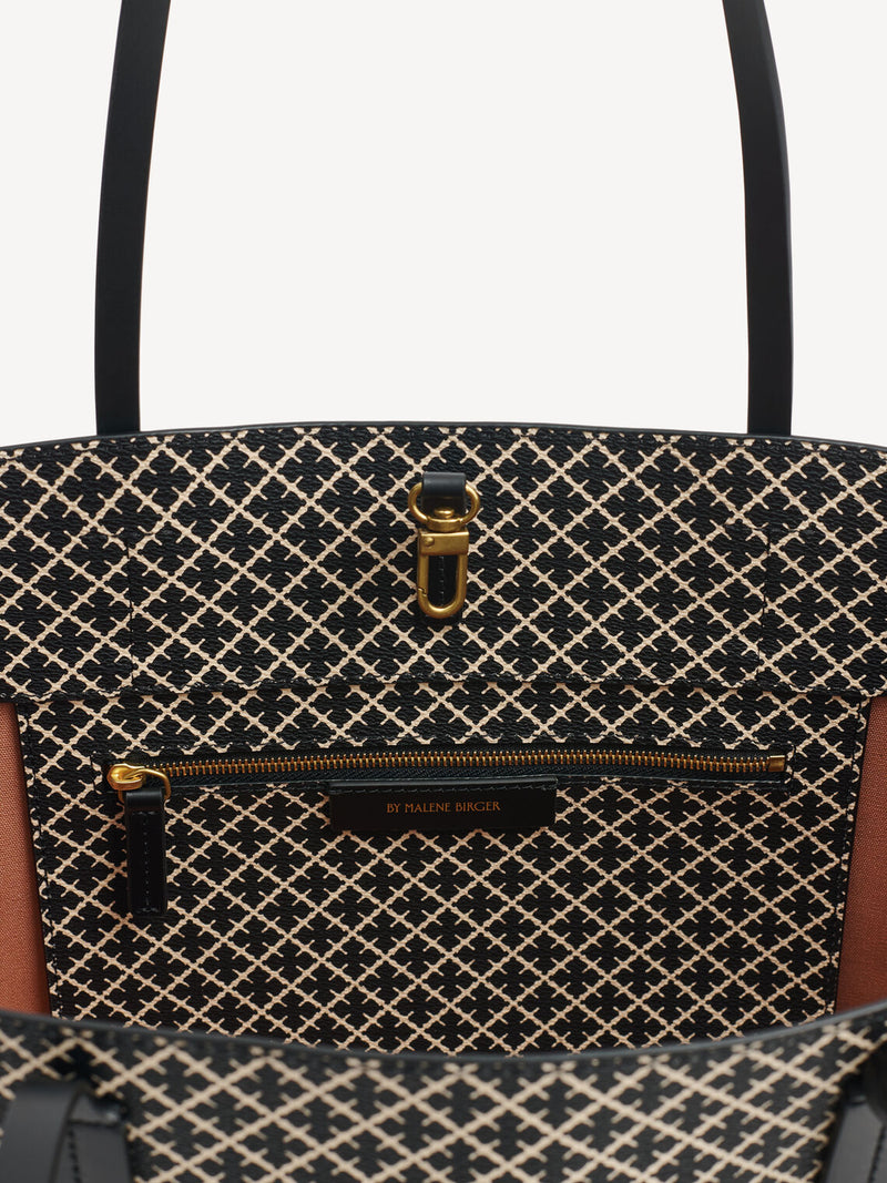 By Malene Birger Abi Tote veske i sort, med et nytt mikro-print Signature Flower-trykk, laget av polyvinylklorid med skinndetaljer.