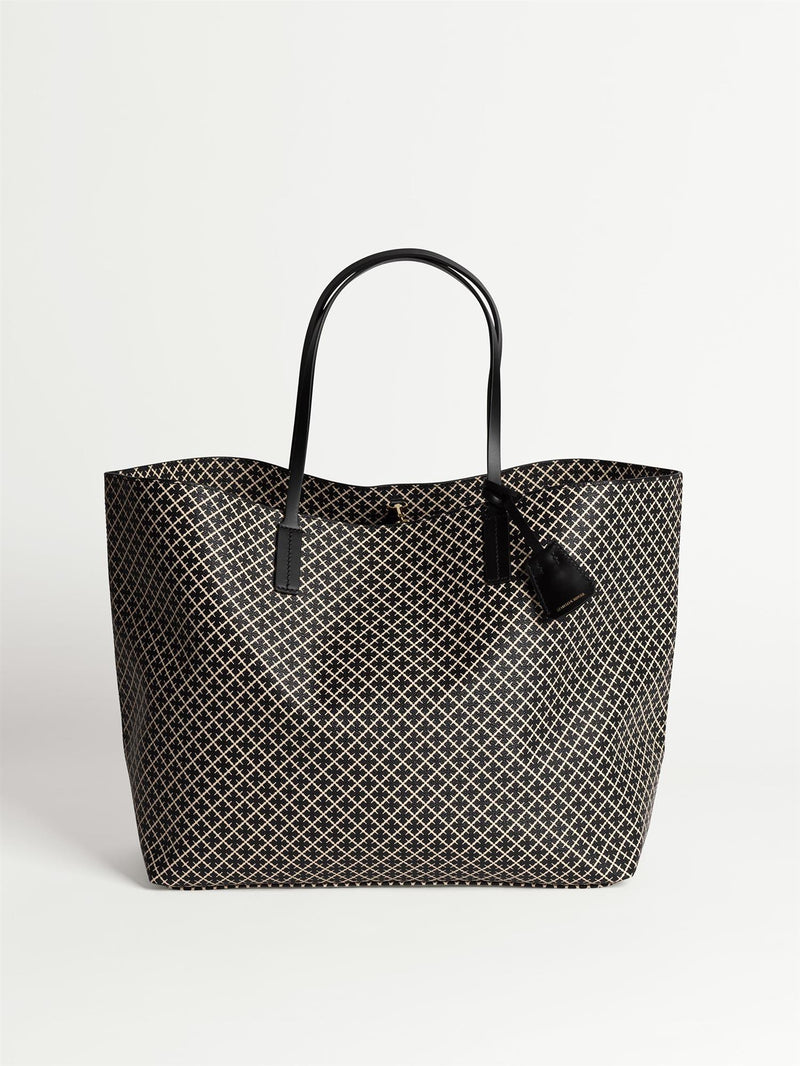 By Malene Birger Abi Tote veske i sort, med et nytt mikro-print Signature Flower-trykk, laget av polyvinylklorid med skinndetaljer.
