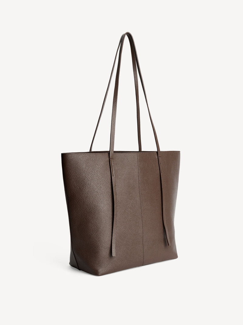 By Malene Birger Abilso veske i mørkebrun, laget av kuskinn med struktur og en tote-form.