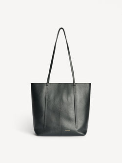 By Malene Birger Abilso veske i sort, strukturert skinn, med tote-form, liten logo i front og lange bærereimer.
