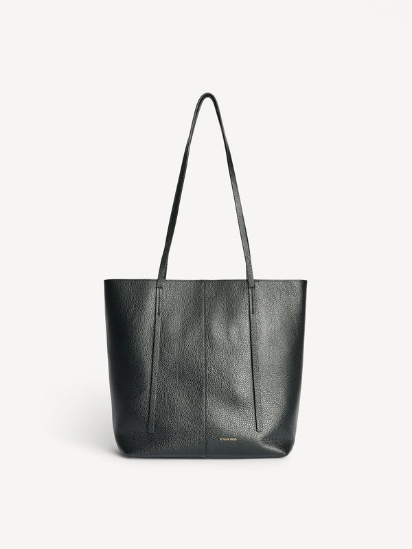 By Malene Birger Abilso veske i sort, strukturert skinn, med tote-form, liten logo i front og lange bærereimer.
