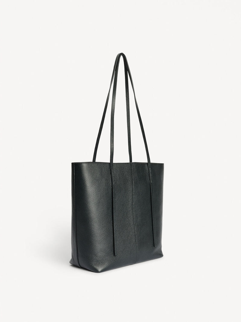 By Malene Birger Abilso veske i sort, strukturert skinn, med tote-form, liten logo i front og lange bærereimer.
