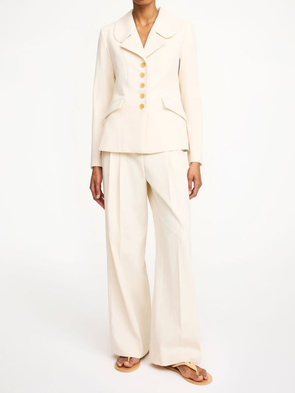 By Malene Birger Adrianna blazer i kremhvit, med innsvinget midje for en feminin og tidløs passform.