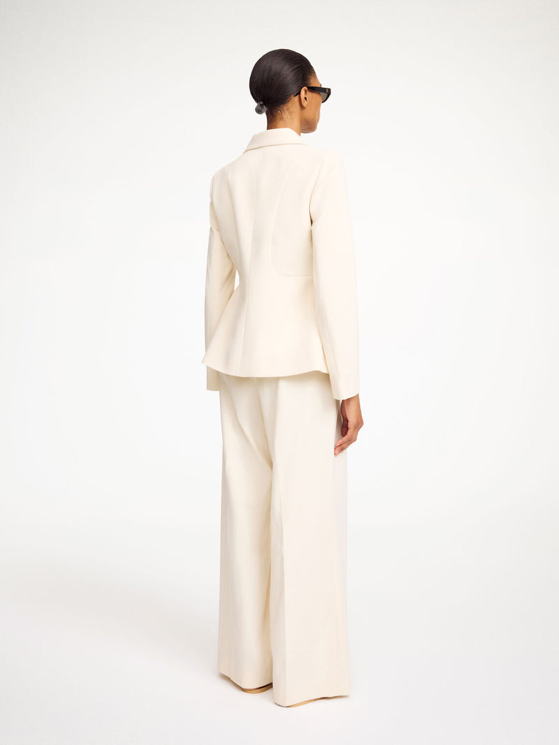 By Malene Birger Adrianna blazer i kremhvit, med innsvinget midje for en feminin og tidløs passform.