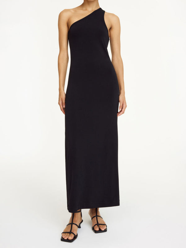 By Malene Birger Agnes kjole i sort, laget av resirkulert polyester, med asymmetrisk snitt, bred stropp og et brodert monogram.