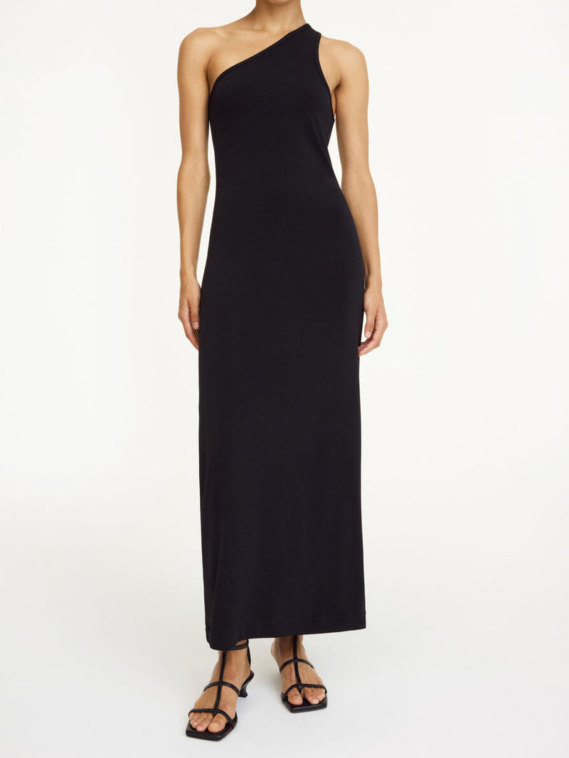 By Malene Birger Agnes kjole i sort, laget av resirkulert polyester, med asymmetrisk snitt, bred stropp og et brodert monogram.