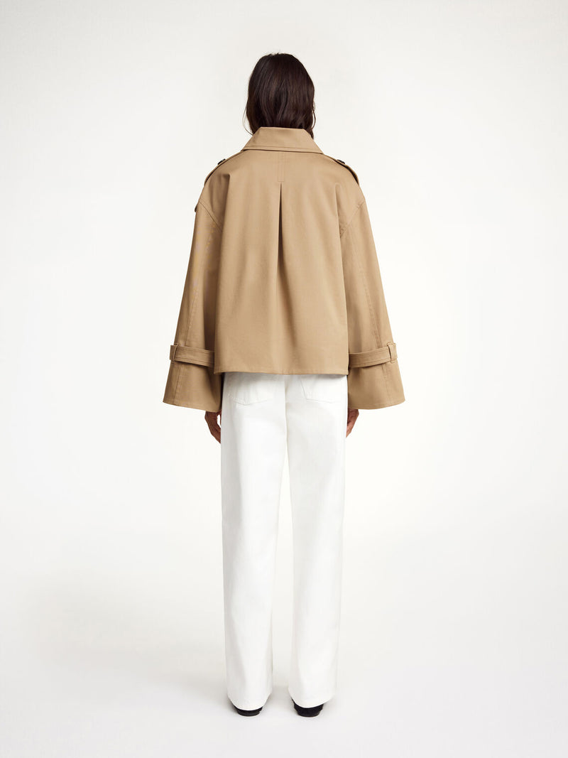 By Malene Birger Alisandra kort trenchcoat i brun bomull, med et oversized uttrykk og et feminint snitt.