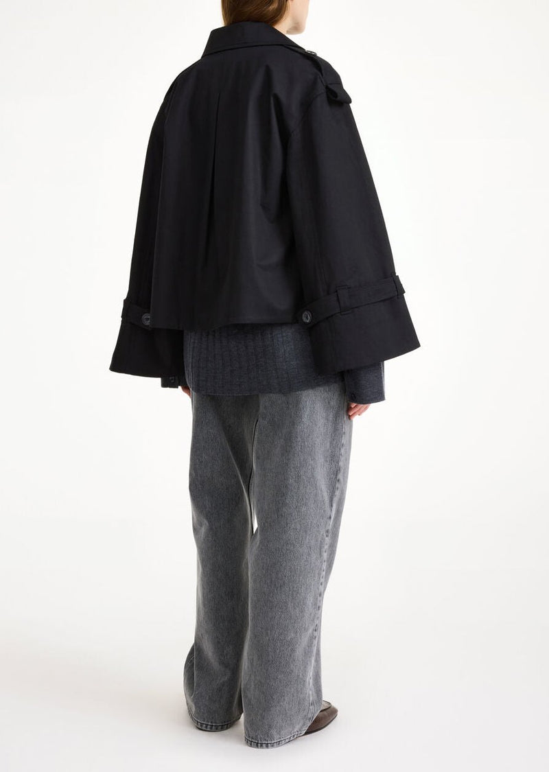 By Malene Birger Alisandra kort trenchcoat i svart, laget av bomull og elastan, med et oversized uttrykk og et feminint snitt.