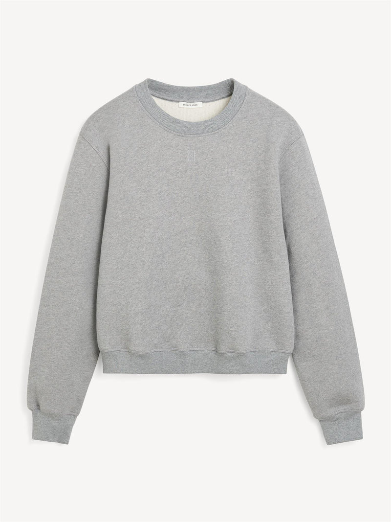 By Malene Birger Apalia genser i grå, laget av 100% organisk bomull, med brodert monogram på brystet og ribbestrikkede avslutninger.