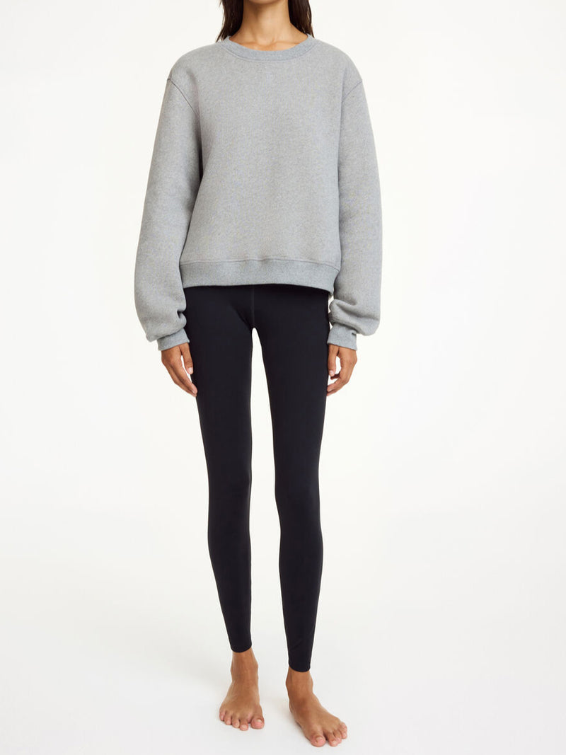 By Malene Birger Apalia genser i grå, laget av 100% organisk bomull, med brodert monogram på brystet og ribbestrikkede avslutninger.