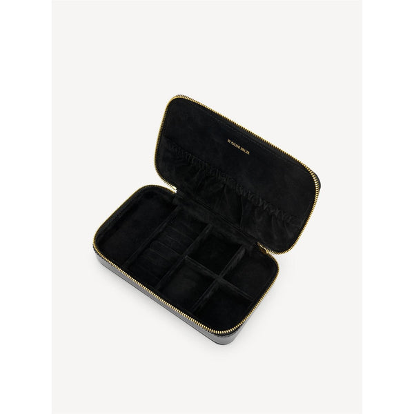 By Malene Birger Aya Cher smykkeskrin i sort, laget av resirkulert skinn, gummi og polyuretan, med monogram-logo.