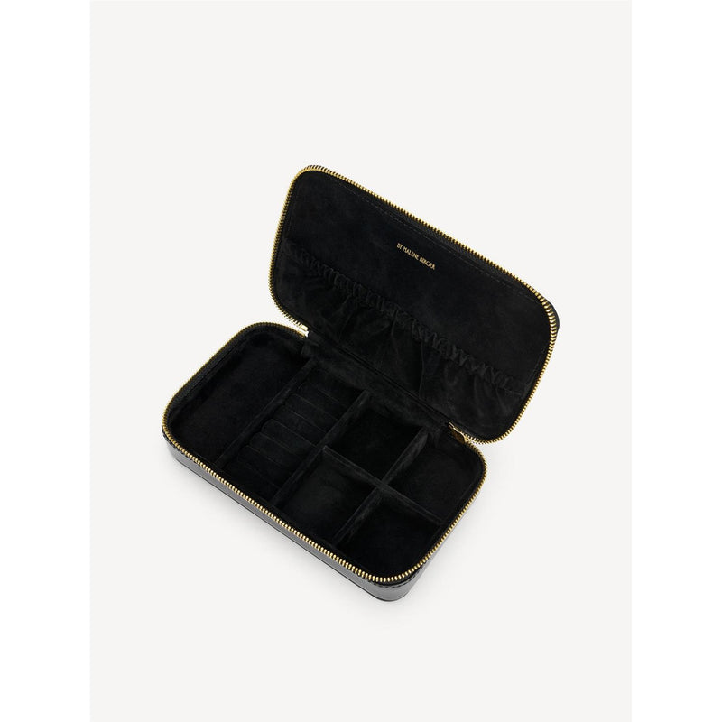 By Malene Birger Aya Cher smykkeskrin i sort, laget av resirkulert skinn, gummi og polyuretan, med monogram-logo.