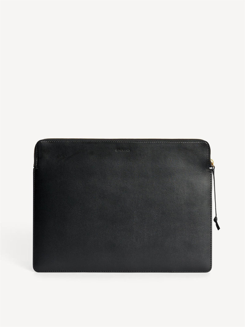 By Malene Birger Aya laptop-mappe i sort, laget av resirkulert skinn, gummi og polyuretan, med plass til en 13" MacBook.