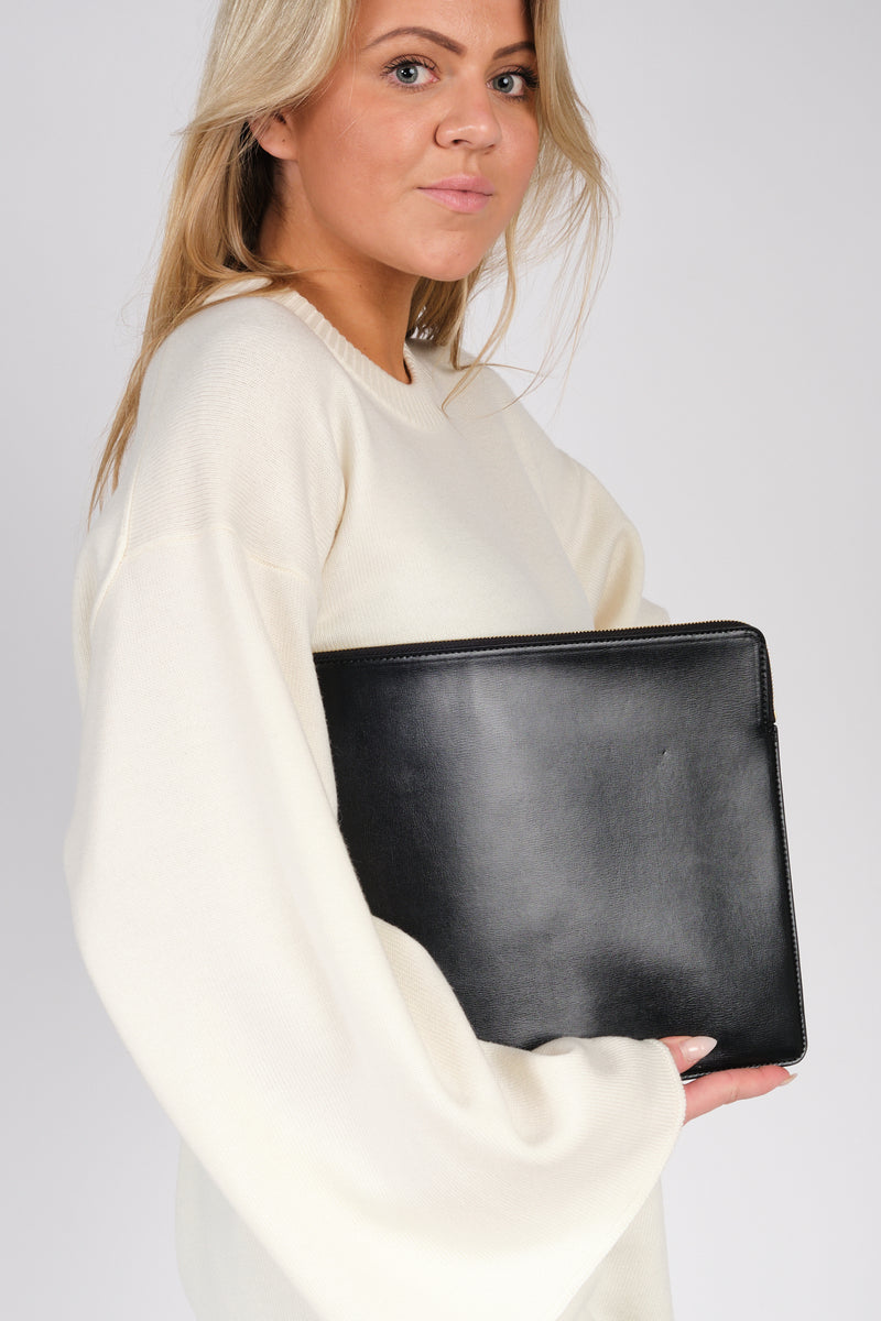 By Malene Birger Aya laptop-mappe i sort, laget av resirkulert skinn, gummi og polyuretan, med plass til en 13" MacBook.