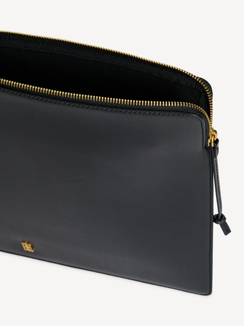 By Malene Birger Aya laptop-mappe i sort, laget av resirkulert skinn, gummi og polyuretan, med plass til en 16" MacBook.