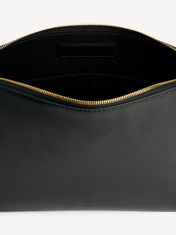 By Malene Birger Aya medium toalettmappe i sort, laget av resirkulert skinn, gummi og polyuretan, med en stiv bunn og emblem på siden.
