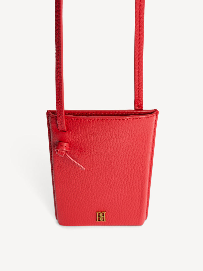 By Malene Birger Aya Phone mobilveske i rød kuskinn, med monogram-motiv og justerbar stropp.