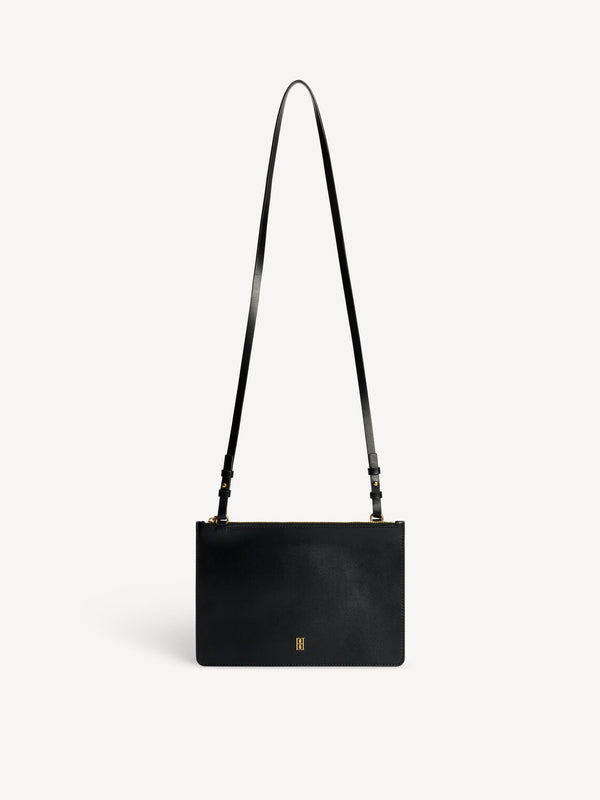 By Malene Birger Aya Purse veske i sort, resirkulert skinn, med Swirl-logo i front og justerbar skulderreim.