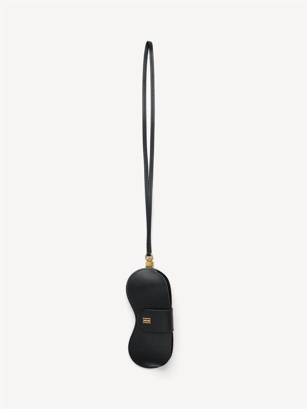 By Malene Birger Aya Sunny solbrilleetui i sort kuskinn, med monogram-logo i front og en avtagbar reim.
