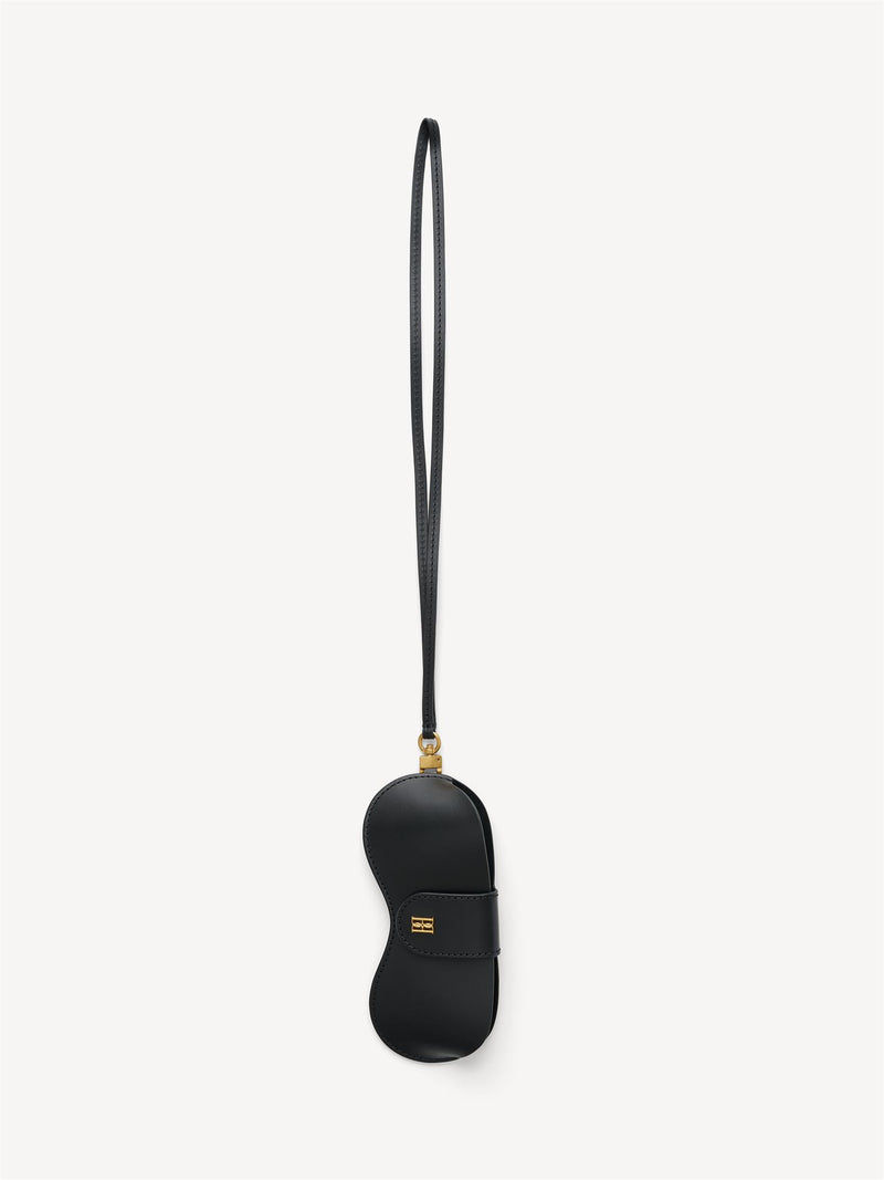 By Malene Birger Aya Sunny solbrilleetui i sort kuskinn, med monogram-logo i front og en avtagbar reim.
