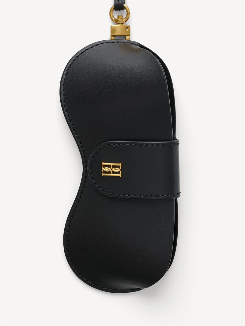 By Malene Birger Aya Sunny solbrilleetui i sort kuskinn, med monogram-logo i front og en avtagbar reim.

