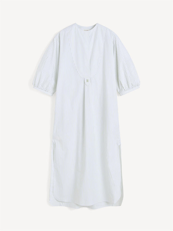 By Malene Birger Ayamo lang kjole i hvit med grønne striper, laget av 100% organisk bomull med en flatterende passform og splitt i siden.