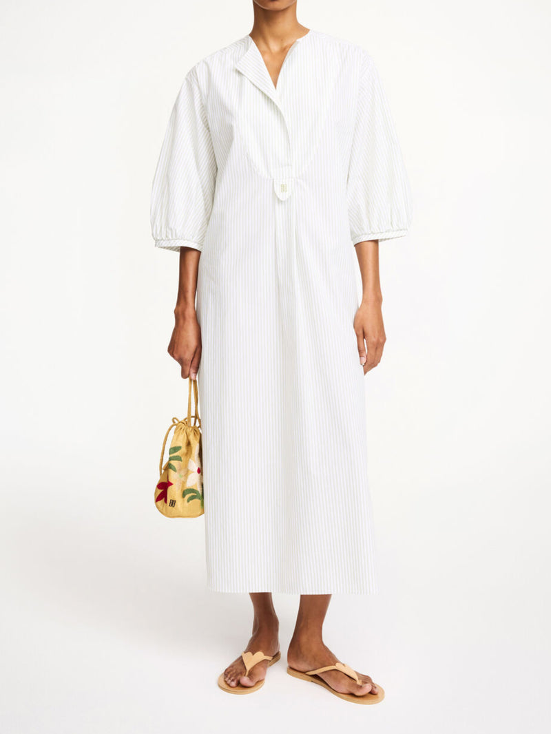 By Malene Birger Ayamo lang kjole i hvit med grønne striper, laget av 100% organisk bomull med en flatterende passform og splitt i siden.