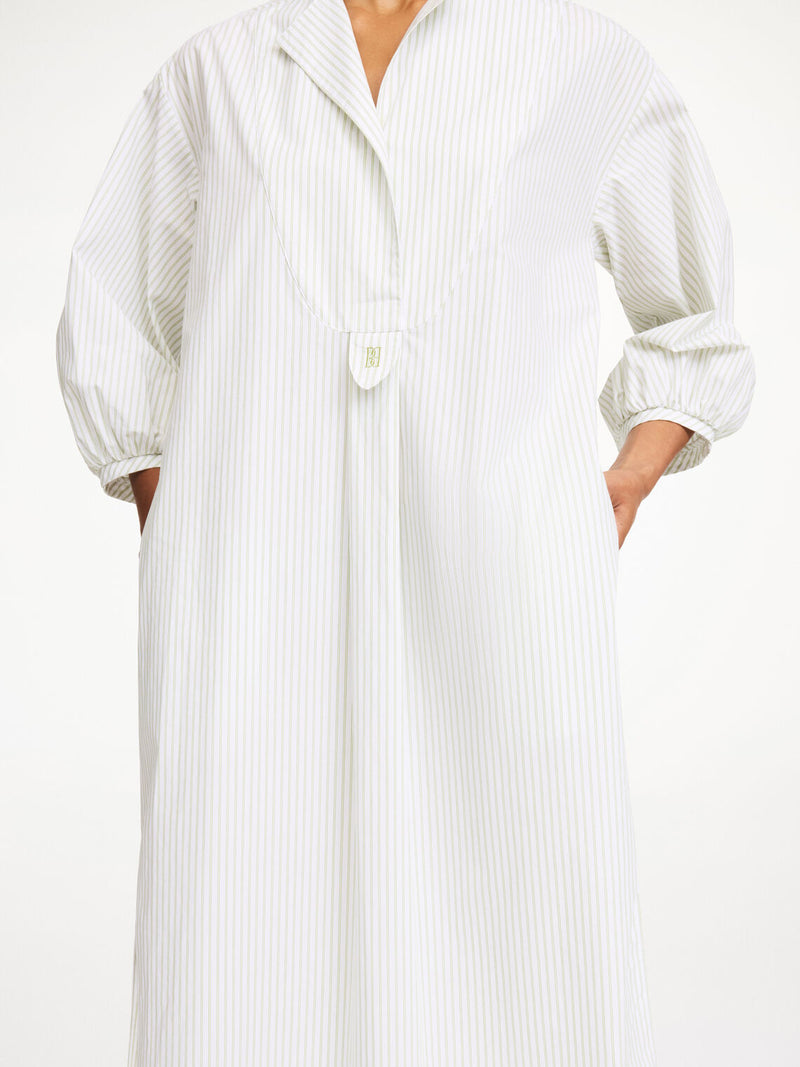 By Malene Birger Ayamo lang kjole i hvit med grønne striper, laget av 100% organisk bomull med en flatterende passform og splitt i siden.