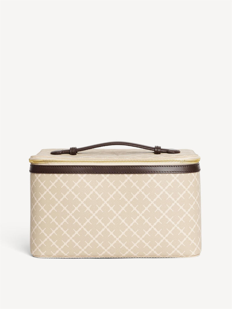 By Malene Birger Bae Beauty Box toalettmappe i beige, laget av polyvinylklorid med Signature Flower-print, med flere rom og en ekstra sminkepung.