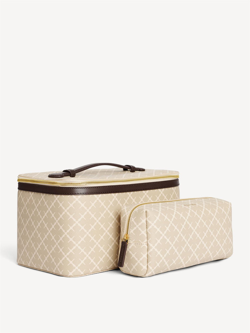 By Malene Birger Bae Beauty Box toalettmappe i beige, laget av polyvinylklorid med Signature Flower-print, med flere rom og en ekstra sminkepung.