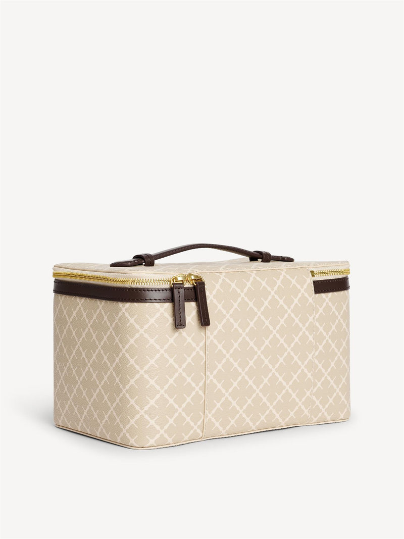 By Malene Birger Bae Beauty Box toalettmappe i beige, laget av polyvinylklorid med Signature Flower-print, med flere rom og en ekstra sminkepung.