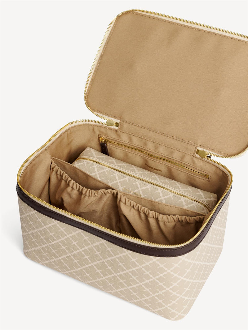 By Malene Birger Bae Beauty Box toalettmappe i beige, laget av polyvinylklorid med Signature Flower-print, med flere rom og en ekstra sminkepung.