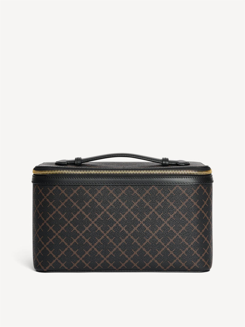 By Malene Birger Bae Beauty Box toalettmappe i brun, laget av polyvinylklorid med Signature Flower-print, med flere rom og en ekstra sminkepung.