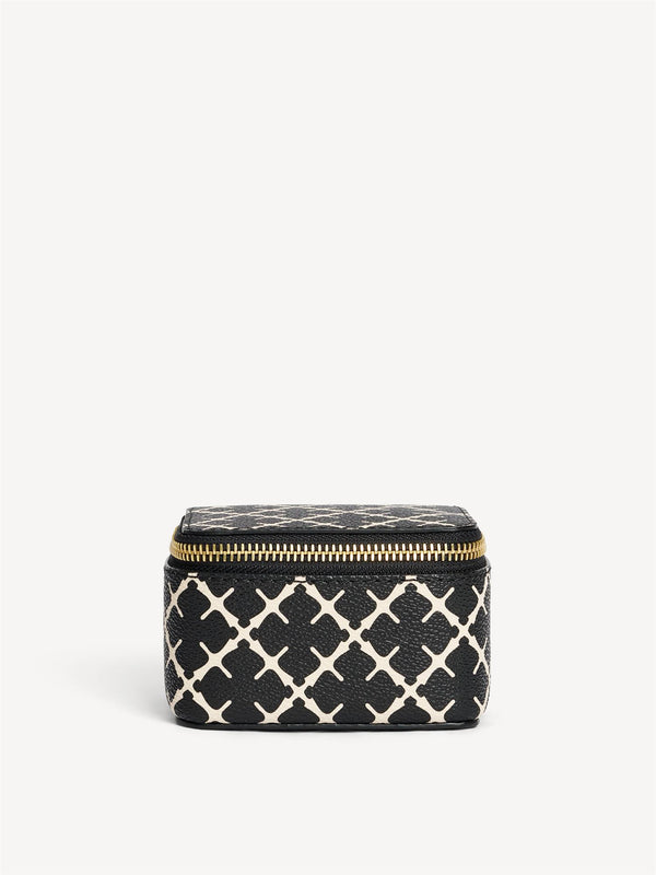 By Malene Birger Bae Bijoux reise smykkeskrin i sort, laget av polyvinylklorid med Signature Flower-print.