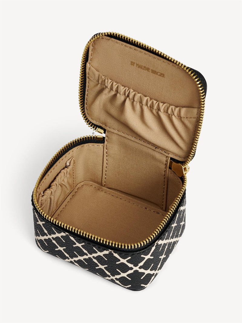 By Malene Birger Bae Bijoux reise smykkeskrin i sort, laget av polyvinylklorid med Signature Flower-print.