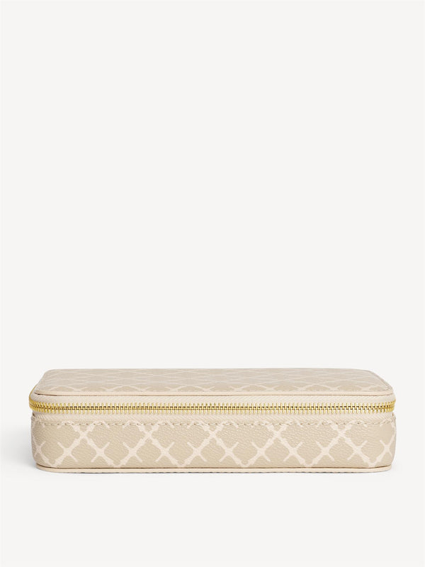 By Malene Birger Bae Cher smykkeskrin i beige, laget av polyvinylklorid med Signature Flower-print.