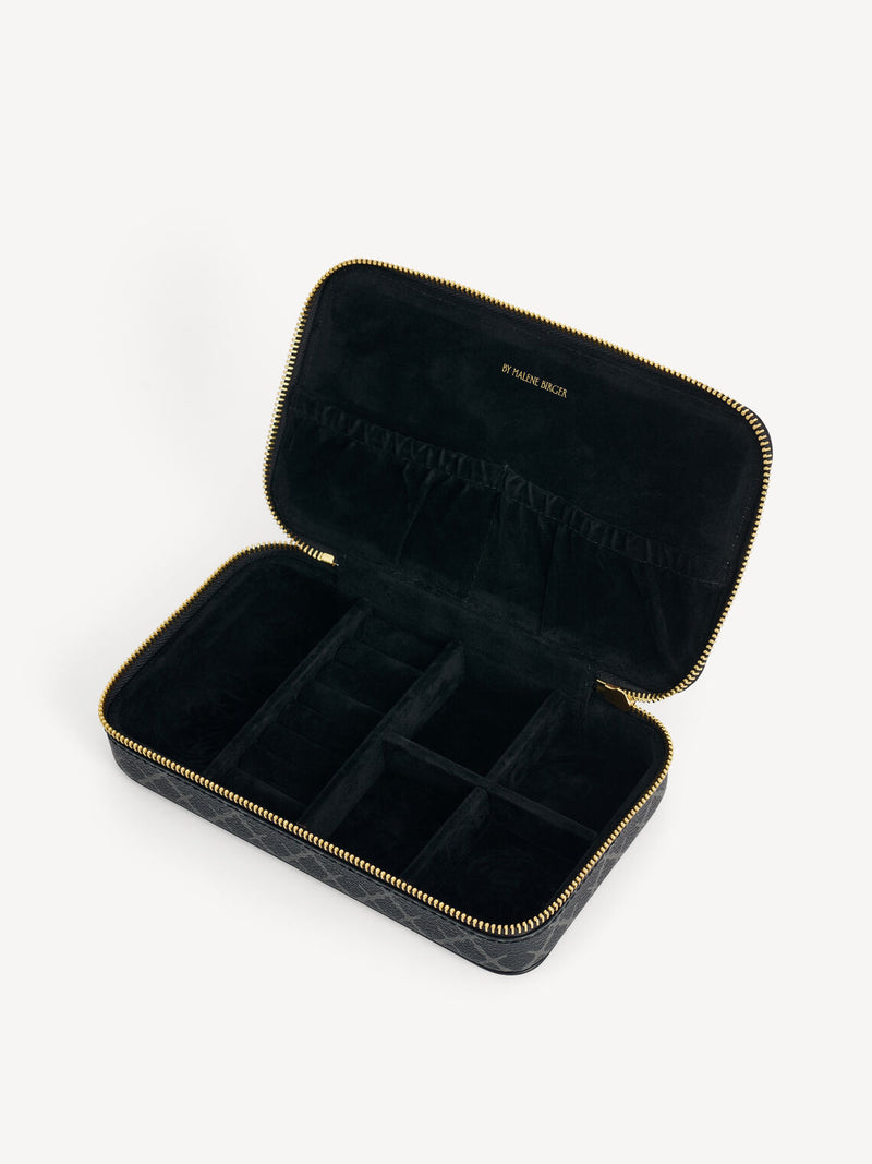 By Malene Birger Bae Cher smykkeskrin i grått, laget av polyvinylklorid med Signature Flower-print.