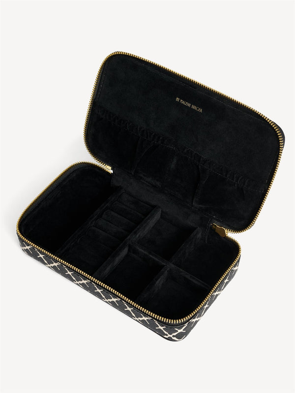 By Malene Birger Bae Cher smykkeskrin i sort, laget av polyvinylklorid med Signature Flower-print.