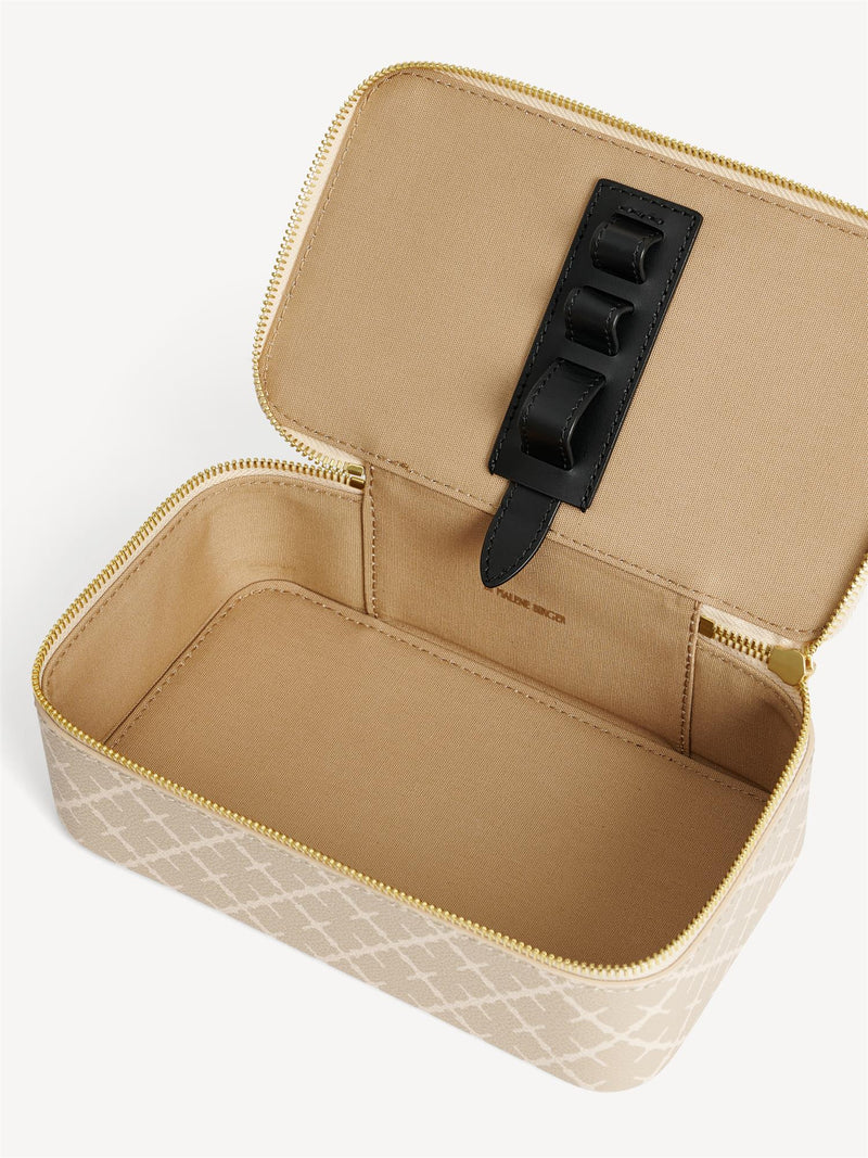 By Malene Birger Bae Makeup sminkeveske i beige, laget av polyvinylklorid med Signature Flower-print.