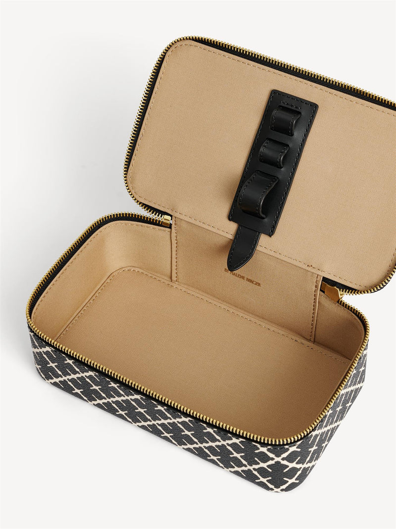 By Malene Birger Bae Makeup sminkeveske i sort, laget av polyvinylklorid med Signature Flower-print.