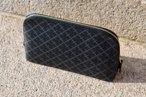 By Malene Birger Bae medium toalettmappe i koksgrå, laget av polyvinylklorid, med skinndetaljer og et slitesterkt bomullsmateriale på innsiden.