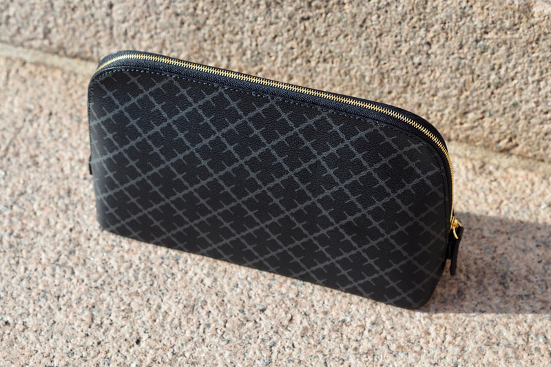 By Malene Birger Bae medium toalettmappe i koksgrå, laget av polyvinylklorid, med skinndetaljer og et slitesterkt bomullsmateriale på innsiden.