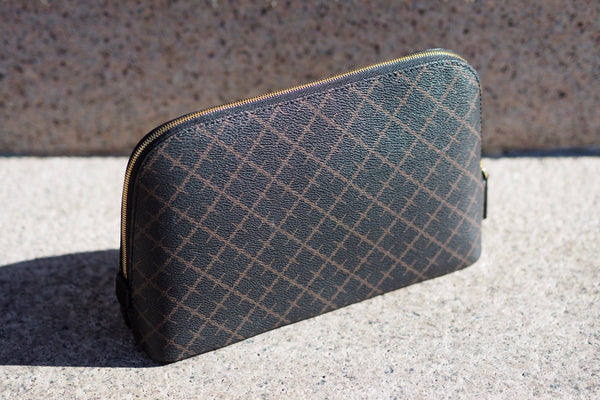 By Malene Birger Bae medium toalettmappe i mørkebrun, laget av polyvinylklorid, med skinndetaljer og et slitesterkt bomullsmateriale på innsiden.